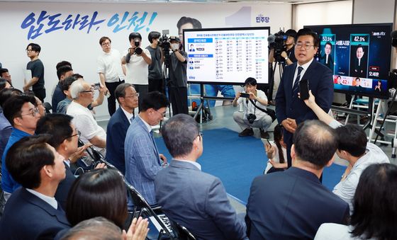 감사인사 전달하는 박찬대 후보