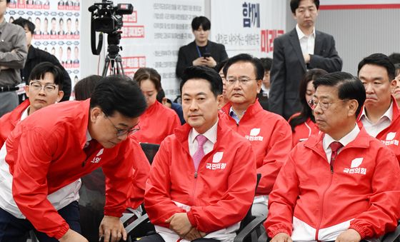 출구조사 지켜보는 국민의힘