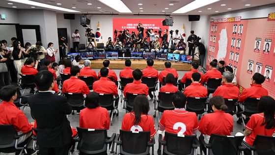 출구조사 지켜보는 국민의힘
