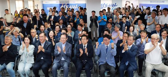 박수 소리로 가득 찬 박찬대 후보 선거사무소