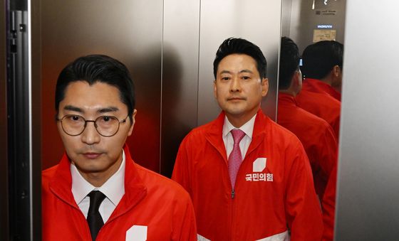 개표상황실 떠나는 장동혁 대표