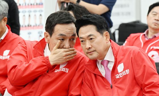 김민수 최고위원과 대화나누는 장동혁 대표