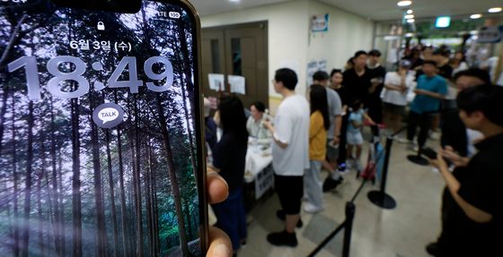 초유의 투표용지 부족 사태에 투표 시간 넘긴 투표소