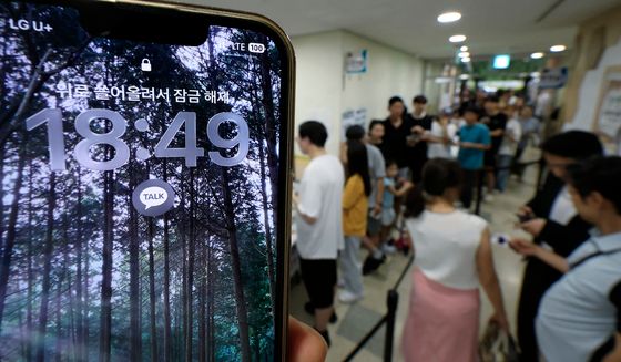초유의 투표용지 부족 사태에 투표 시간 넘긴 투표소