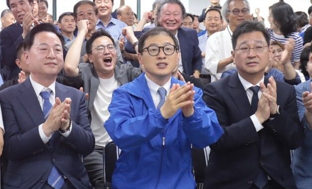출구조사 결과 보는 김상욱 울산시장 후보