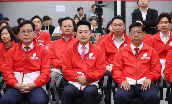 출구조사 지켜보는 국민의힘