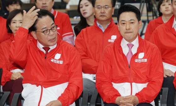 출구방송보며 대화 나누는 장동혁 송언석