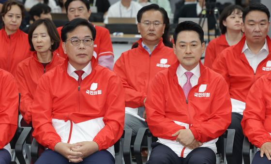 출구조사 지켜보는 국민의힘 지도부