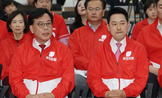 출구조사 지켜보는 국민의힘 지도부