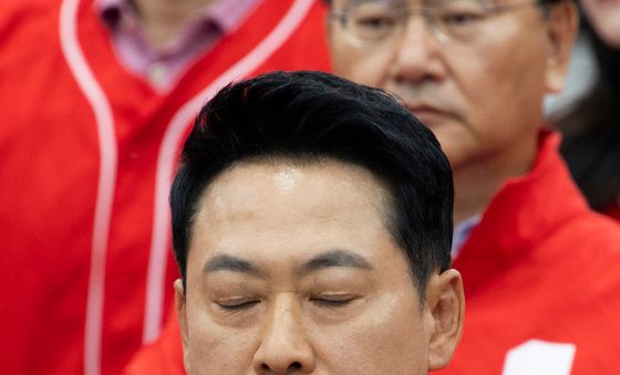 눈 감은 장동혁 대표