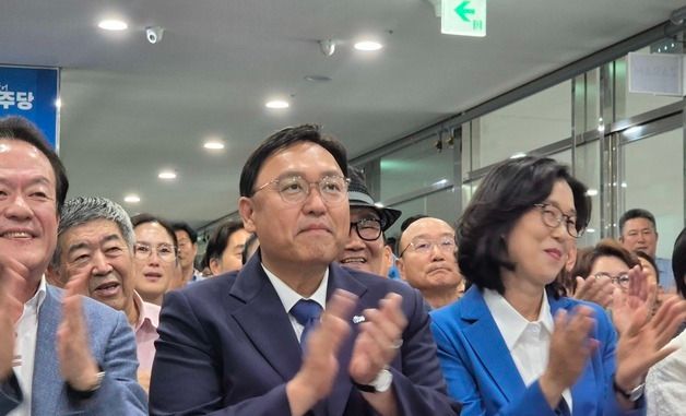 출구조사 발표에 기뻐하는 조상호 세종시장 후보 캠프