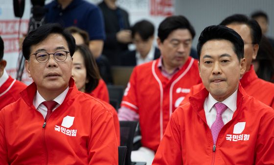 출구조사 지켜보는 장동혁·송언석