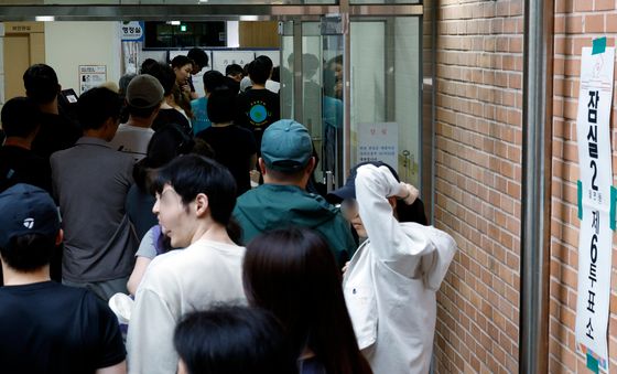 투표용지 부족 초유의 사태 발생…유권자, 관리부실 등 지적