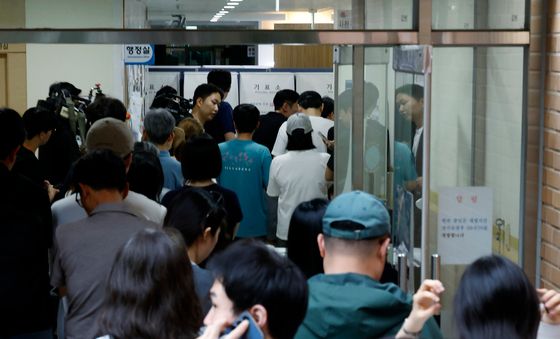 투표용지 부족 초유의 사태 발생…유권자, 관리부실 등 지적