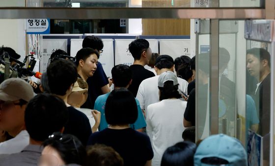 투표용지 부족 사태에 늦은시간까지 이어지는 투표