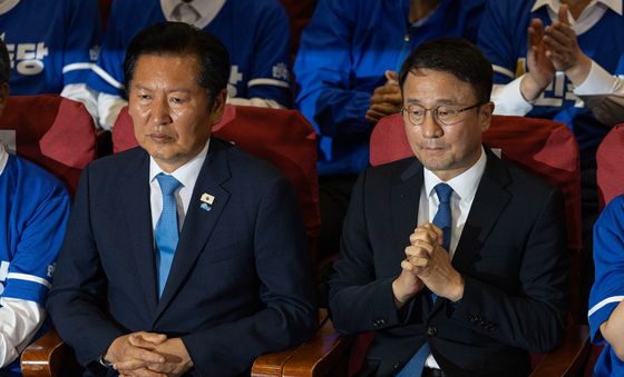 차분하게 출구조사 결과 지켜보는 정청래 대표와 한병도 원내대표