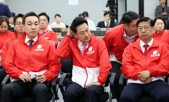 머리 긁적이는 장동혁 대표