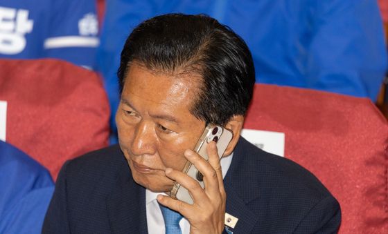 통화하는 정청래 대표