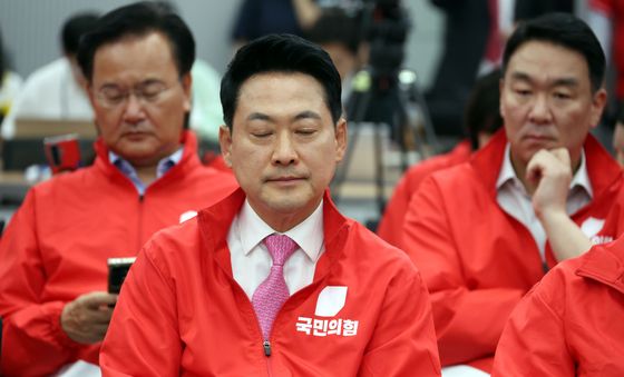 장동혁 대표, '잠시 두 눈을 감고'