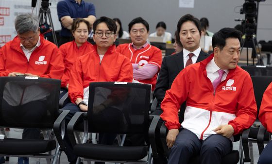 출구조사 지켜보는 장동혁 대표