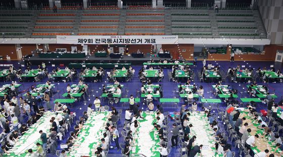 분주한 개표소