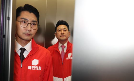 개표상황실 나서는 장동혁 대표