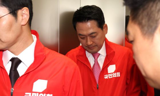 개표상황실 나서는 장동혁 국민의힘 대표