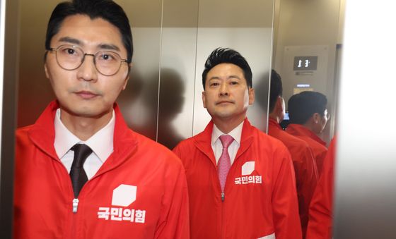 개표상황실 떠나는 장동혁 대표
