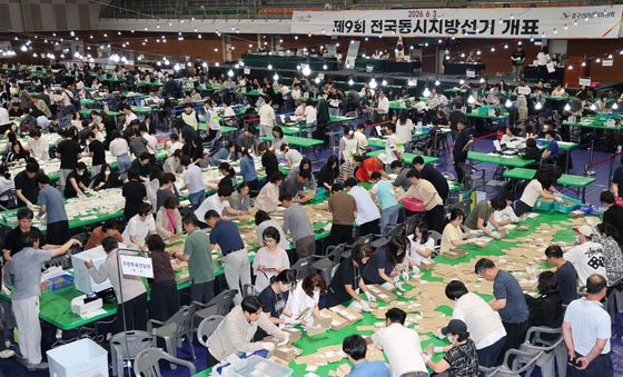 분주한 지방선거 개표소