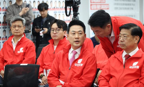 정희용 본부장과 대화 나누는 장동혁 대표