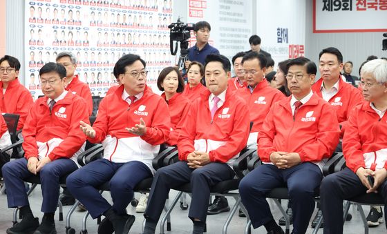 출구조사 결과 지켜보는 국민의힘