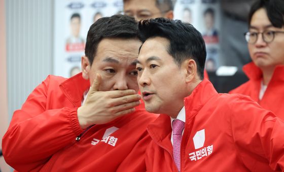 김민수 최고위원과 대화 나누는 장동혁 대표