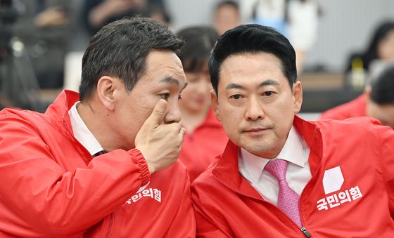 김민수 최고위원과 대화 나누는 장동혁 대표