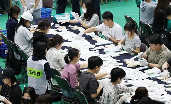 개표 지켜보는 개표참관인