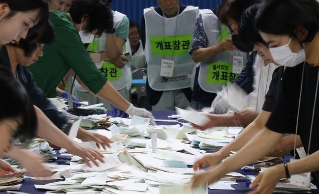 개표 작업하는 선거사무원들