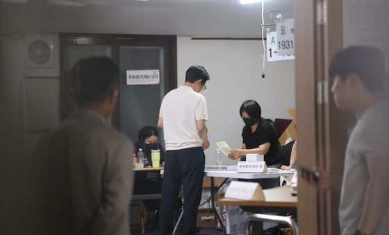 투표 부족사태에 밤까지 투표하는 유권자들