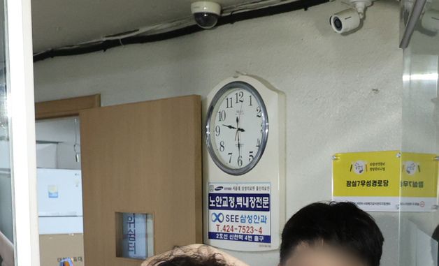 투표시간 지나 투표소 입장하는 유권자