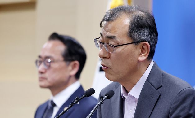 취재진 질문에 답변하는 윤재수 선거정책실장