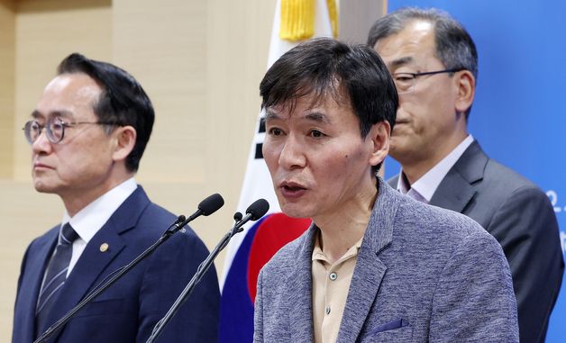 취재진 질문에 답변하는 이상능 선거1국장