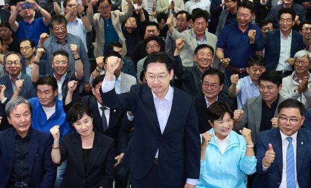 주먹 치켜든 김경수