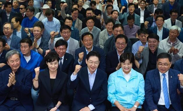 출구조사 결과 기뻐하는 김경수