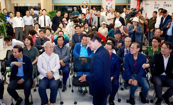 선거사무소 찾은 유적복 인천시장 후보