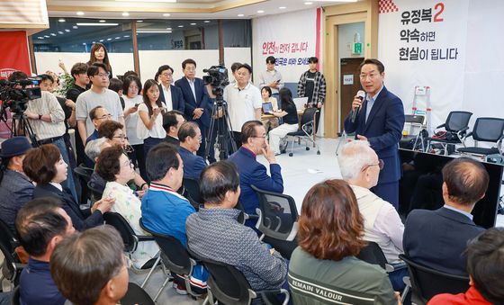 지지자들 앞에서 발언하는 유정복 후보