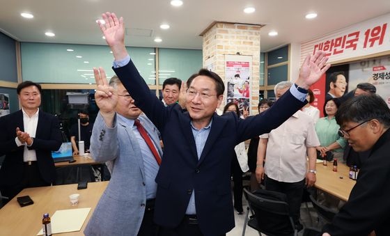 개표중 선거사무소 찾은 유정복 후보