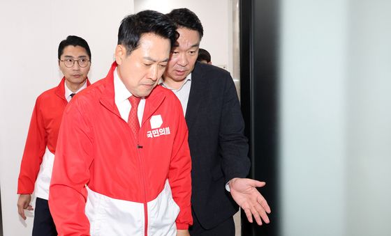 브리핑 위해 이동하는 장동혁 대표
