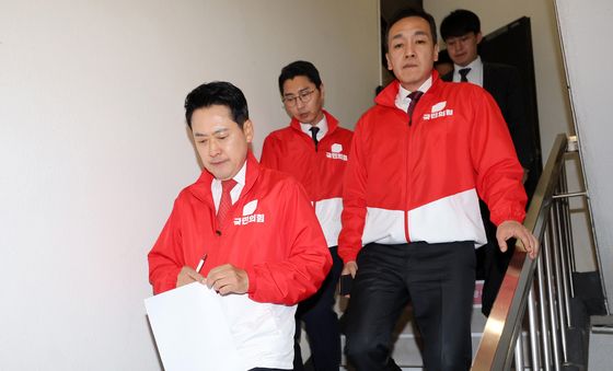브리핑 위해 이동하는 장동혁 국민의힘 대표