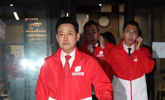 중앙선관위 항의방문 위해 이동하는 장동혁 대표