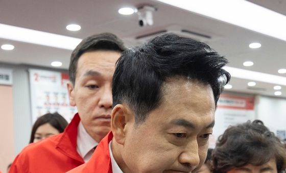 브리핑 마치고 이동하는 장동혁 대표