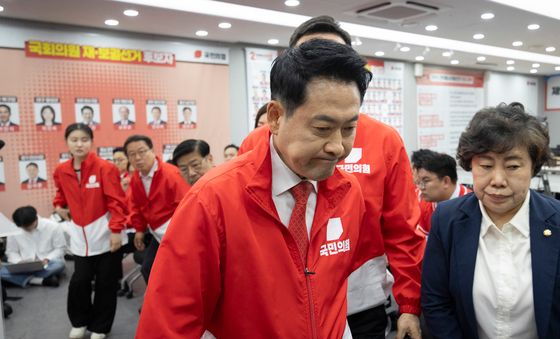 브리핑 마치고 이동하는 장동혁 대표