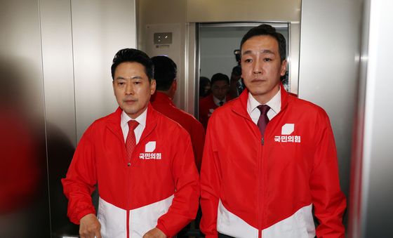 브리핑 마치고 이동하는 장동혁 대표